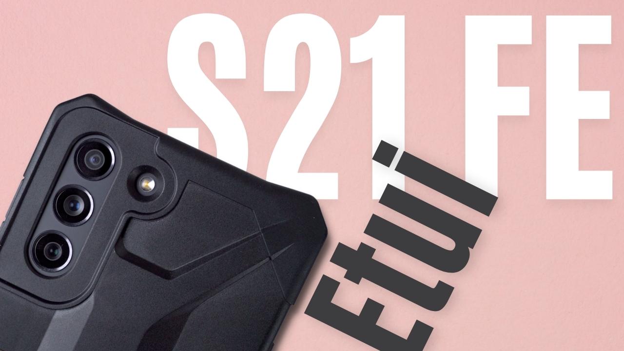 Protective black case for Samsung Galaxy S21 FE with text overlay, Etui, on a pink background.