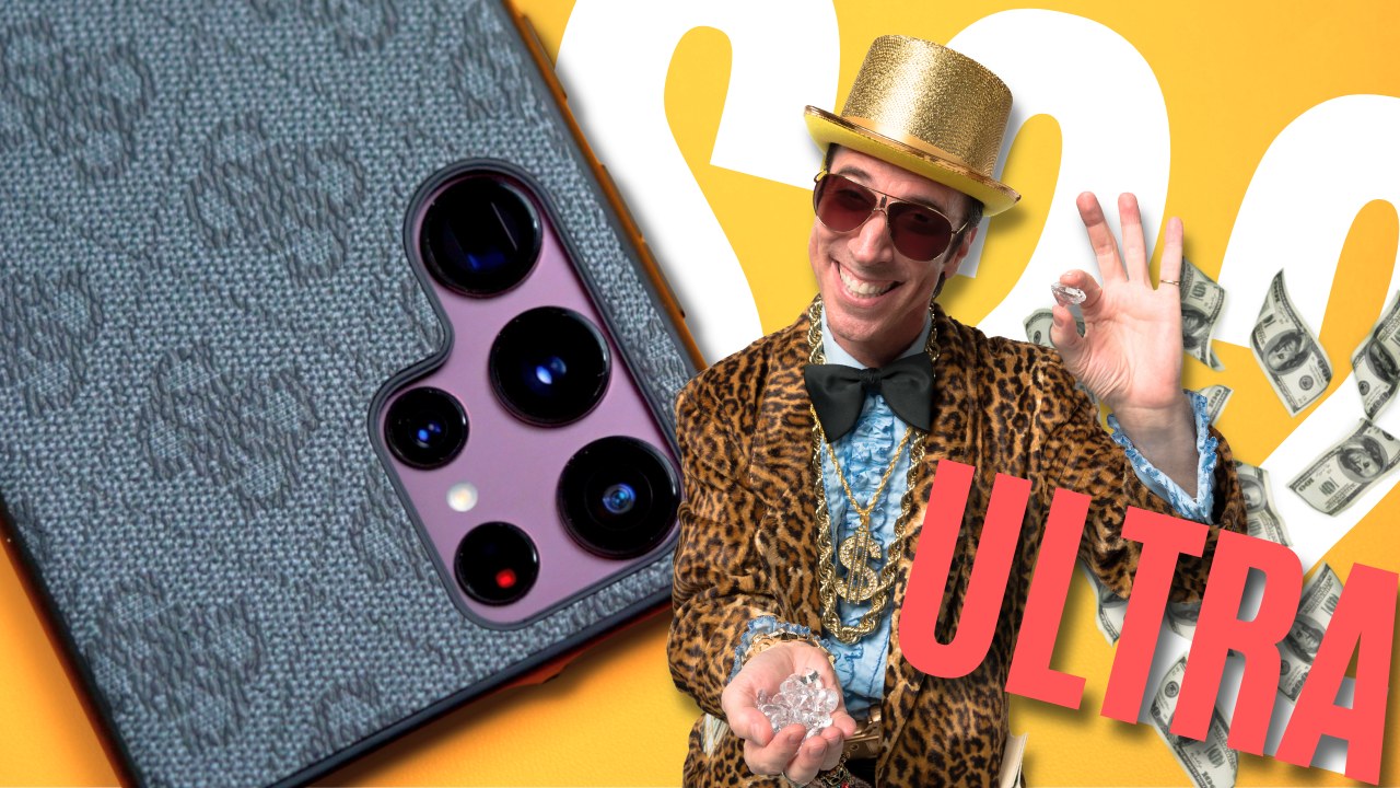 Schutzhülle Guess 4G Charms für Samsung Galaxy S22 Ultra in Grau, dargestellt mit stilisiertem Hintergrund und auffälligem Schriftzug.