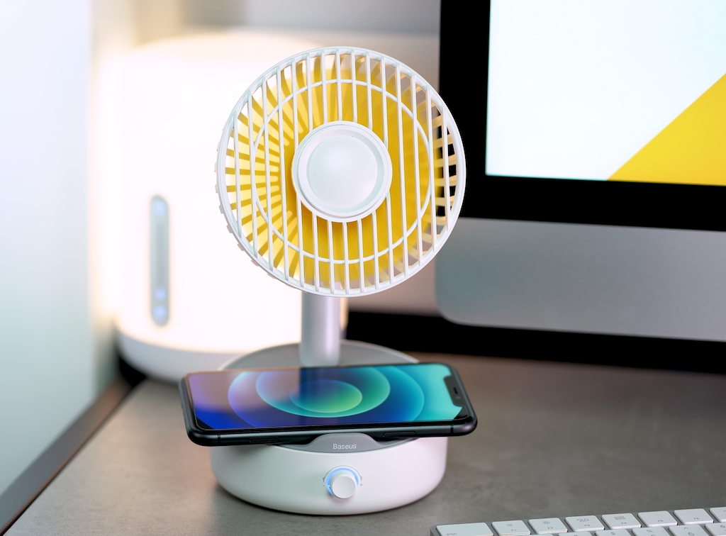 Baseus Schreibtischlüfter mit integriertem kabellosem Ladegerät auf einem Schreibtisch