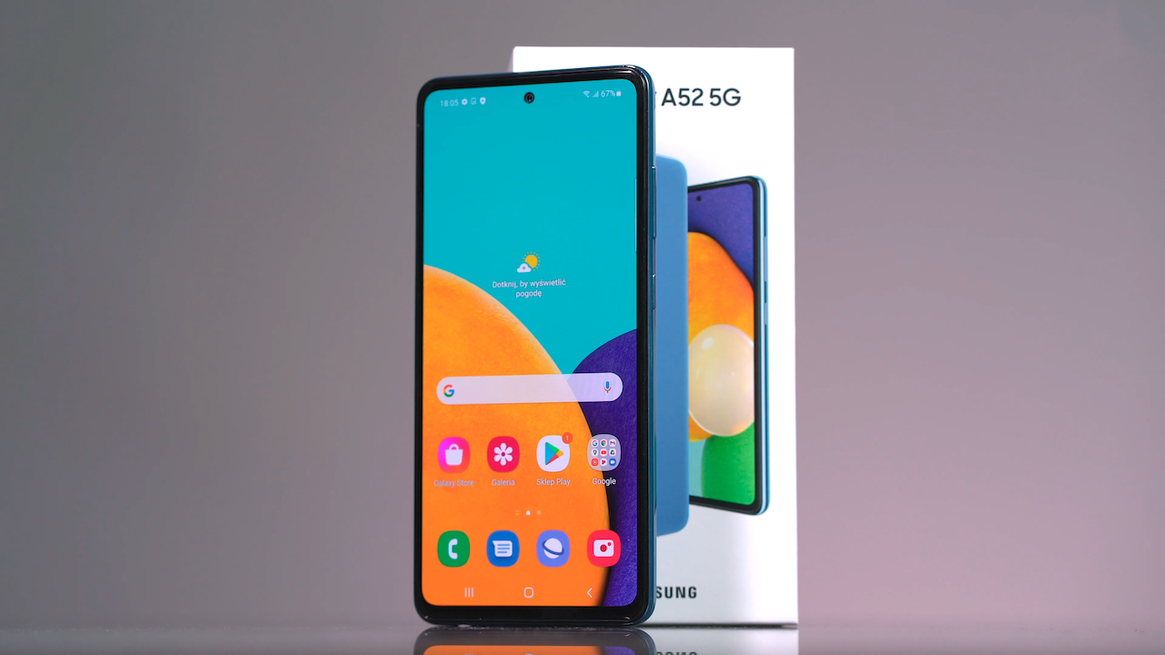 Samsung Galaxy A52 smartphone standing in front of its box, highlighting its display and design. Ideal for mid-range market enthusiasts.