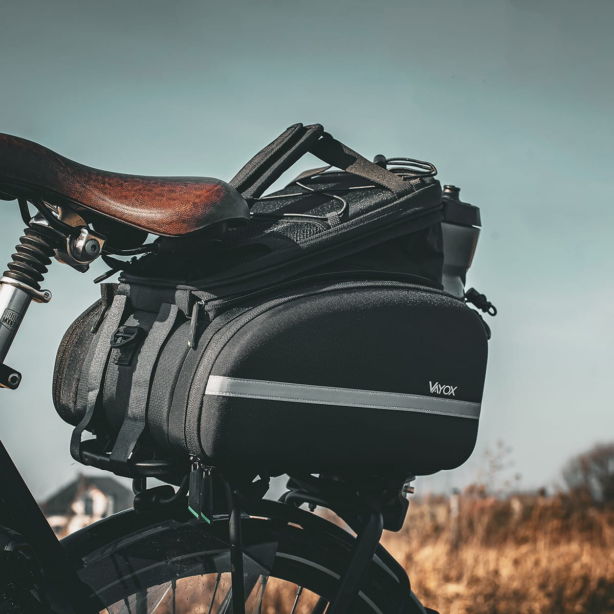 Vayox VA0346 35L Fahrrad-Gepäckträgertasche, Schwarz, an Fahrrad montiert, ideal für lange Touren oder täglichen Einkauf.