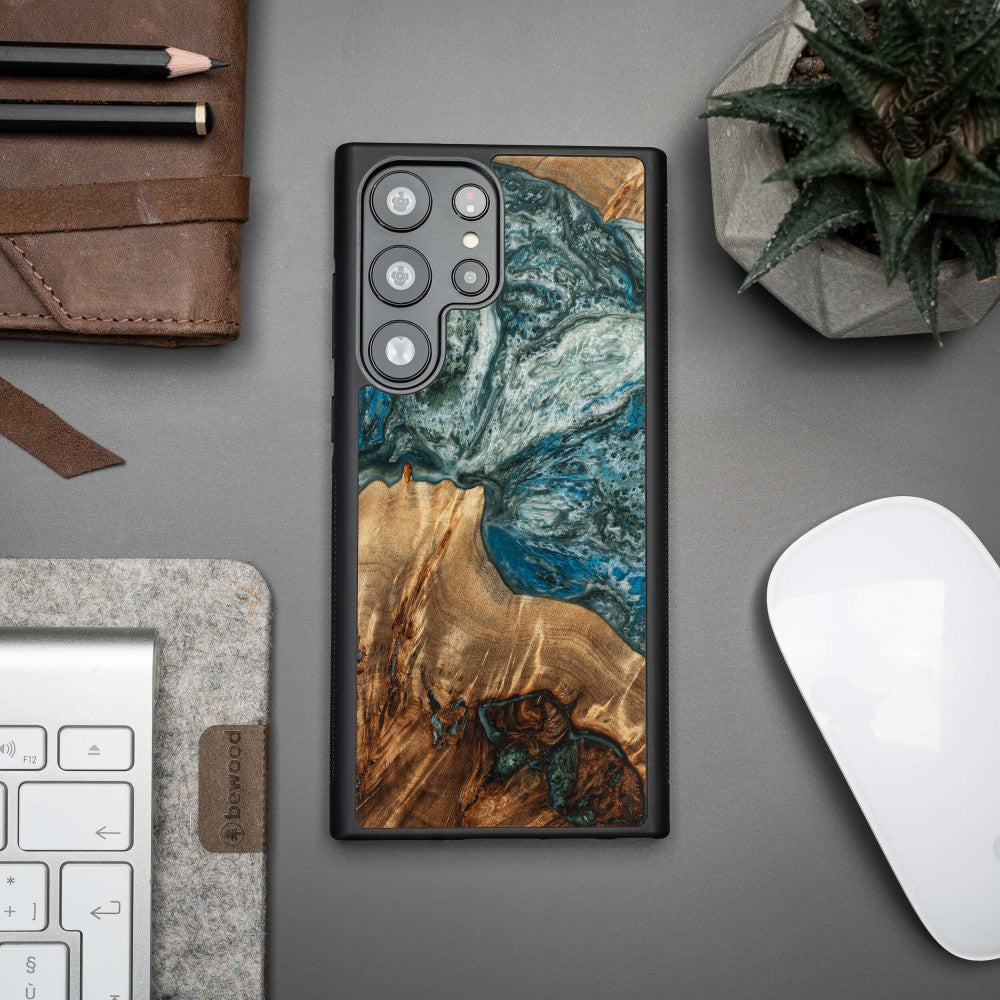Holzhülle für Galaxy S23 Ultra, Bewood Unique Planets Erde