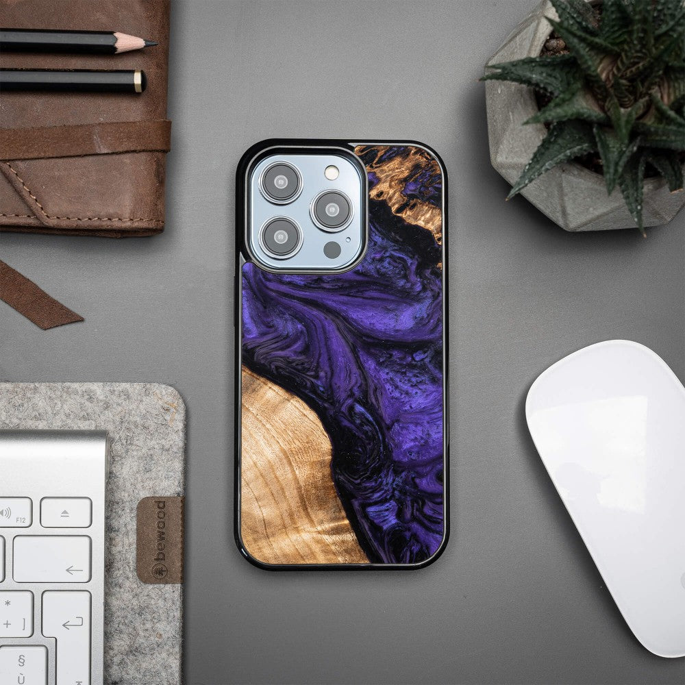 Holzhülle für iPhone 14 Pro, Bewood Unique Violet