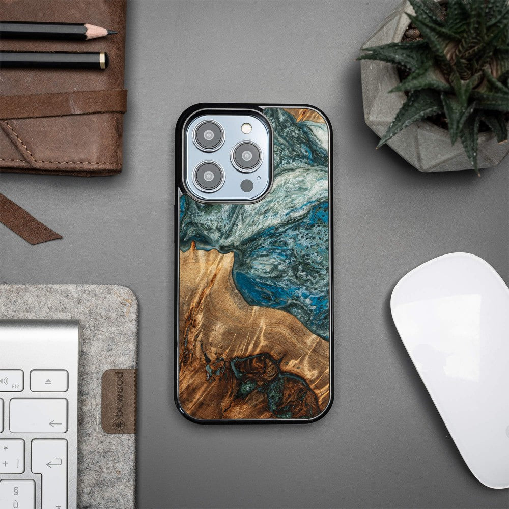 Holzhülle für iPhone 14 Pro, Bewood Unique Planets Erde