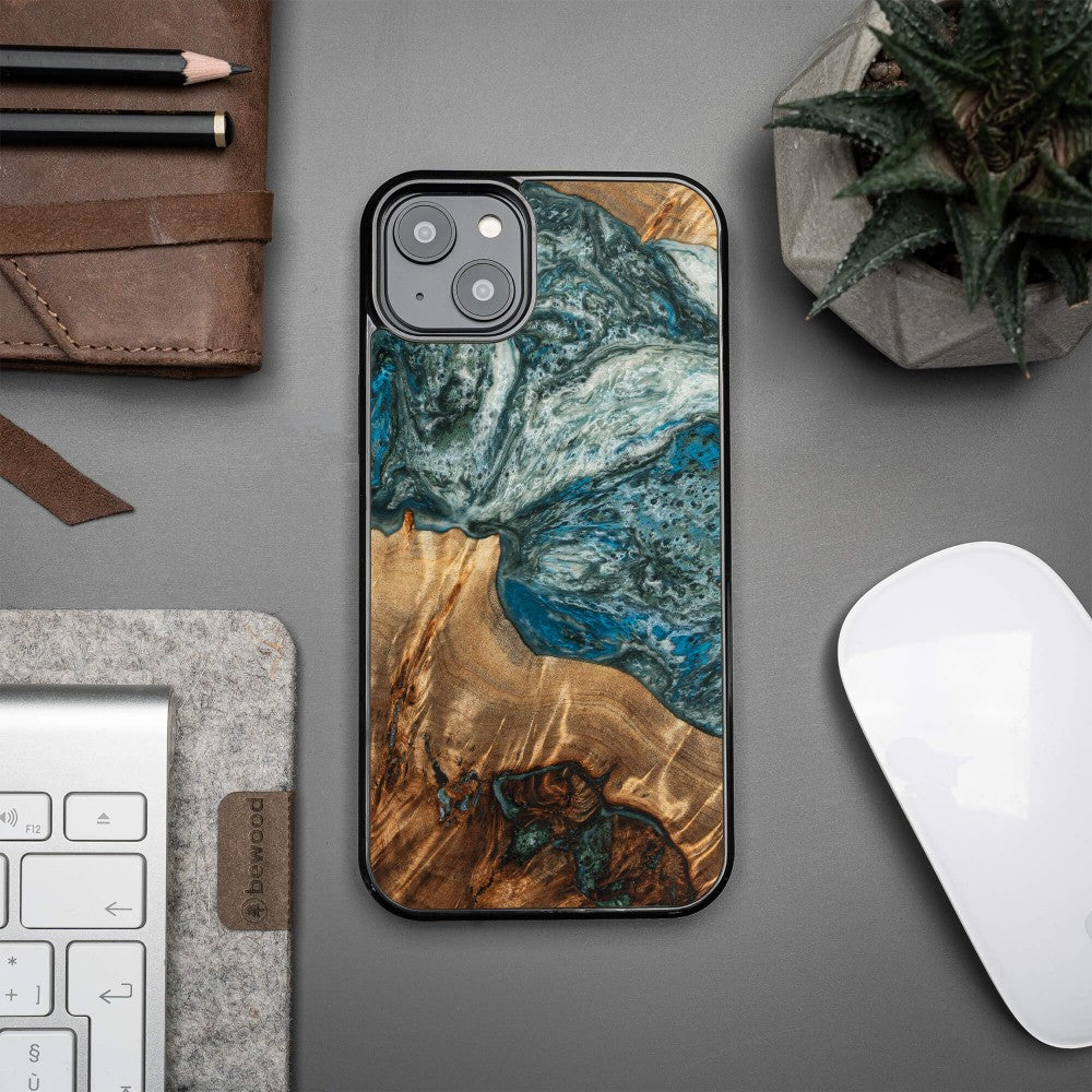 Holzhülle für iPhone 14 Plus, Bewood Unique Planets Erde