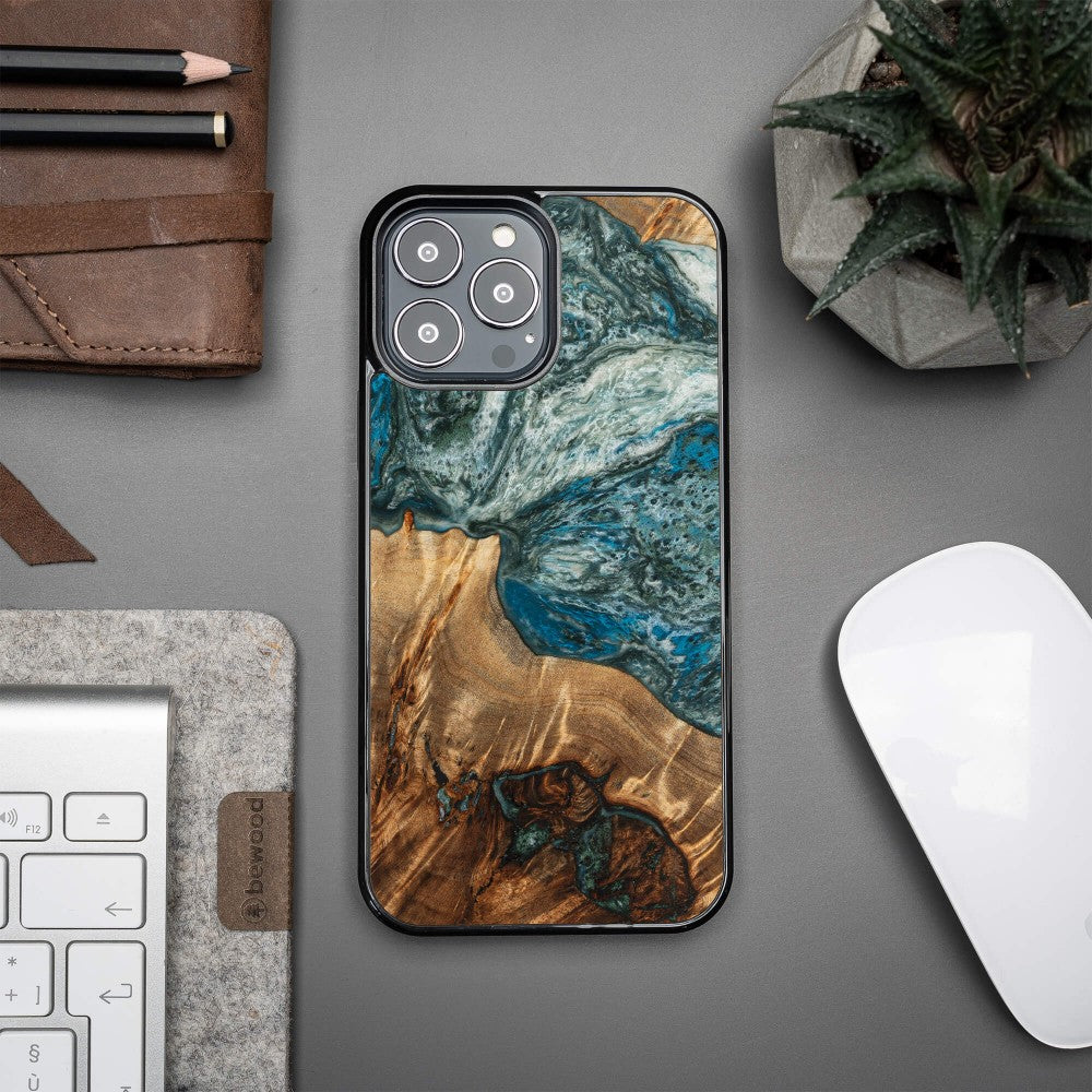 Holzhülle für iPhone 13 Pro Max, Bewood Unique Planets Erde
