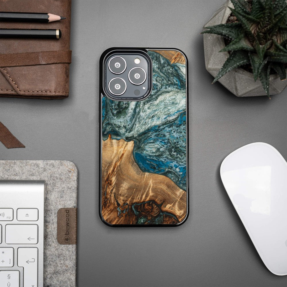 Holzhülle für iPhone 13 Pro, Bewood Unique Planets Erde