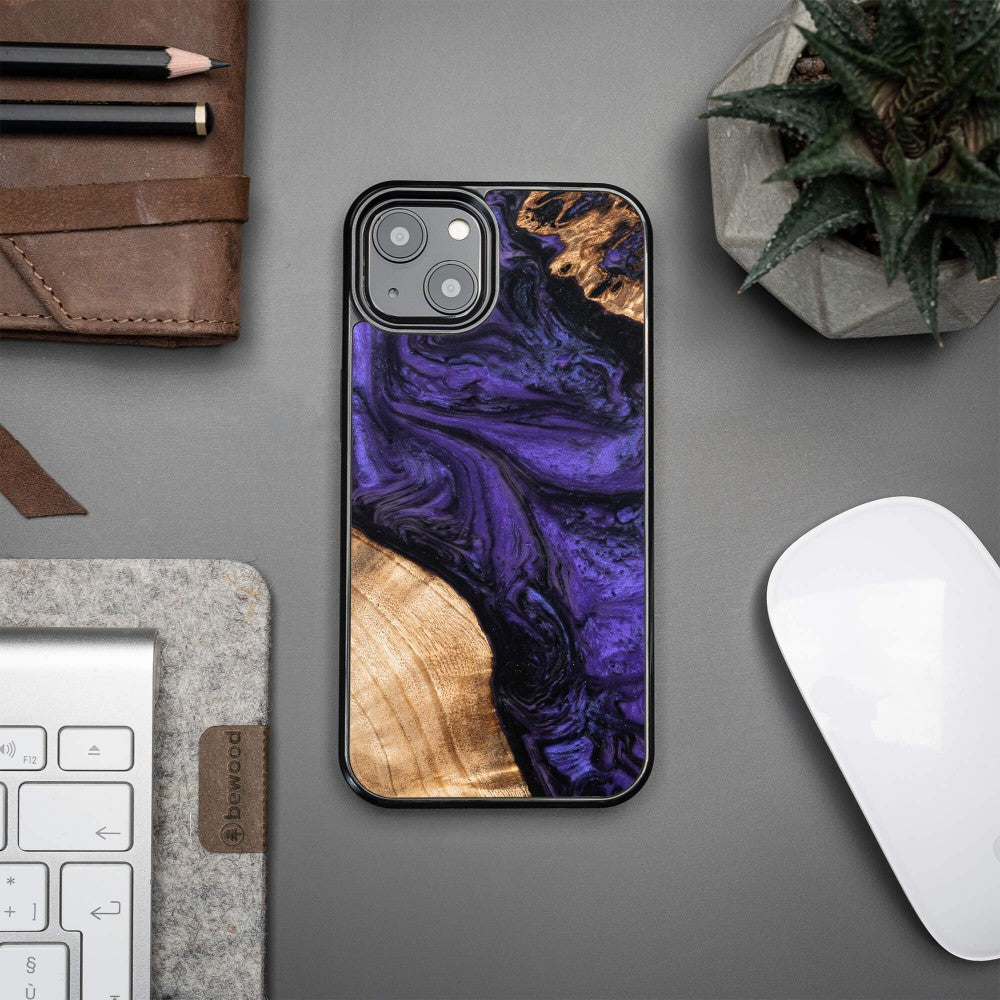 Holzhülle für iPhone 13, Bewood Unique Violet