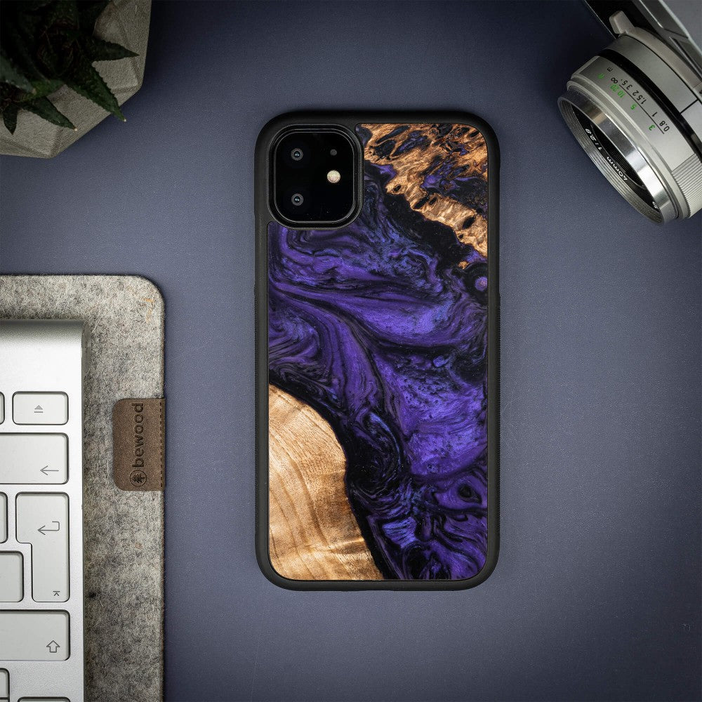 Holzhülle für iPhone 11, Bewood Unique Violet