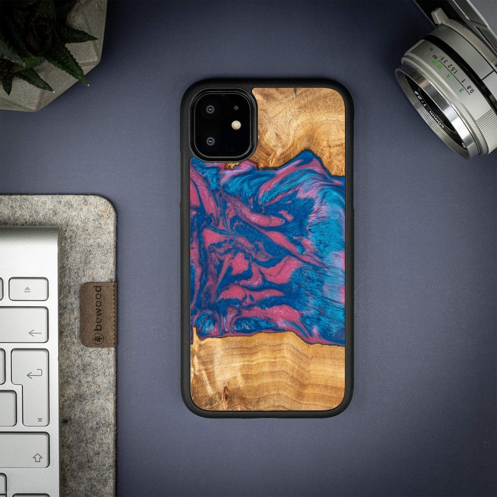 Holzhülle für iPhone 11, Bewood Unique Neons Vegas