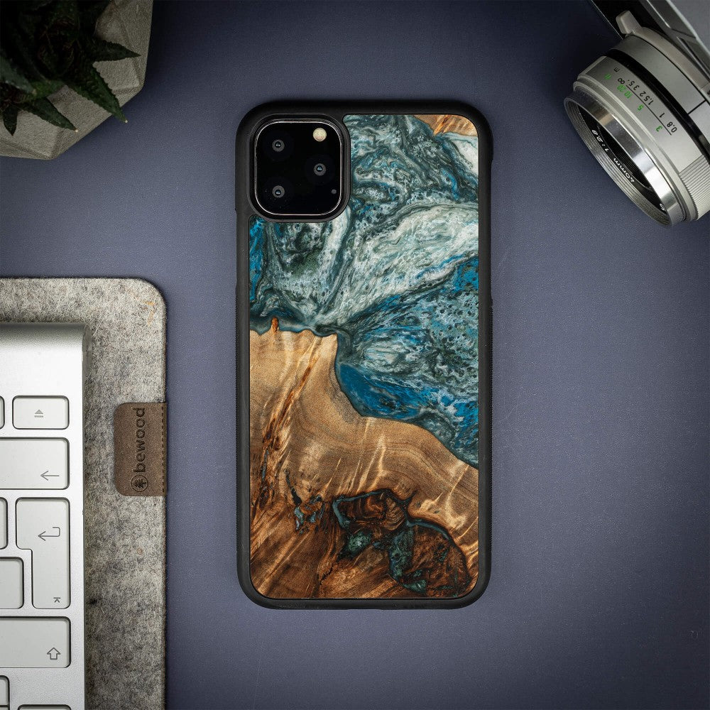 Holzhülle für iPhone 11 Pro Max, Bewood Unique Planets Erde
