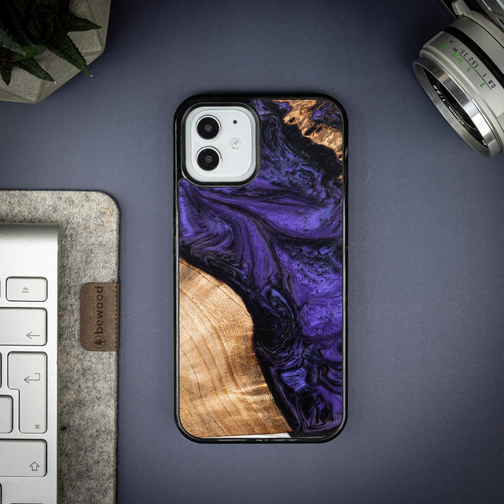 Holzhülle für iPhone 12 Pro / 12, Bewood Unique Violet