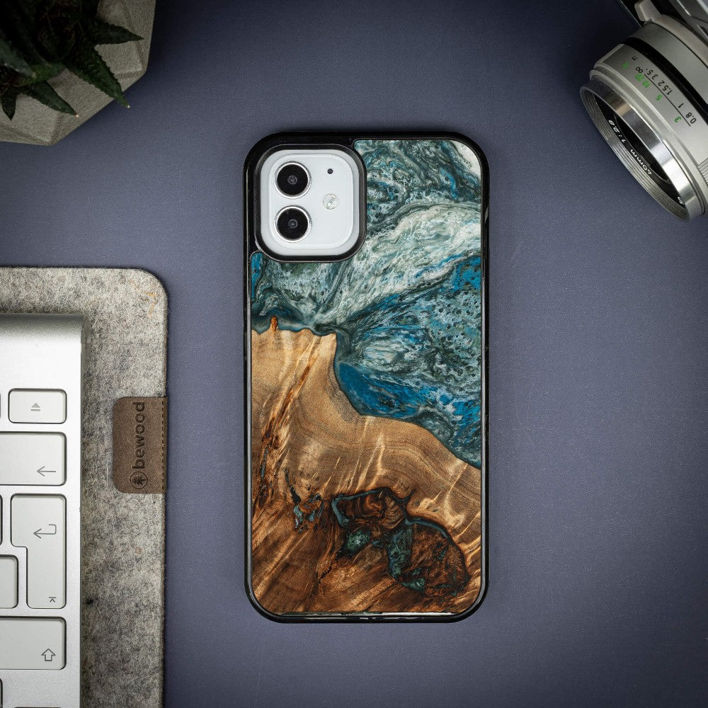 Holzhülle für iPhone 12 Pro / 12, Bewood Unique Planets Erde