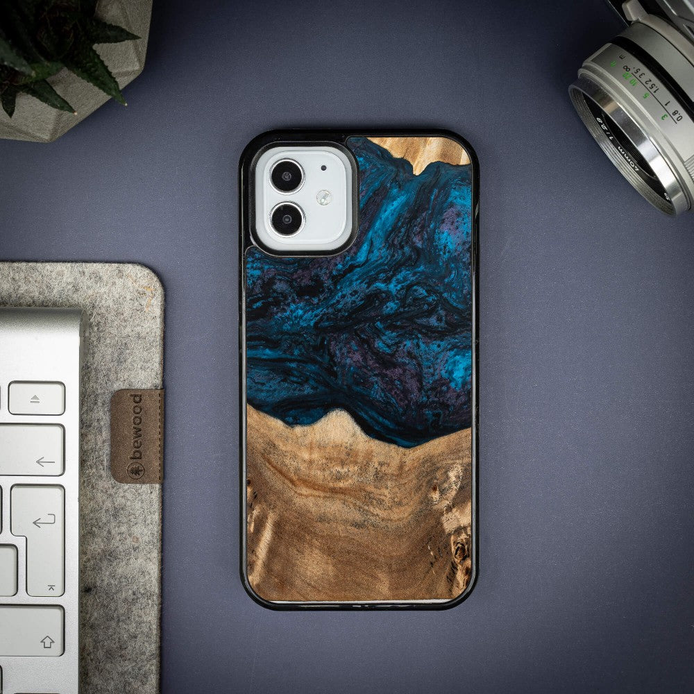 Holzhülle für iPhone 12 Pro / 12, Bewood Unique Planets Neptun
