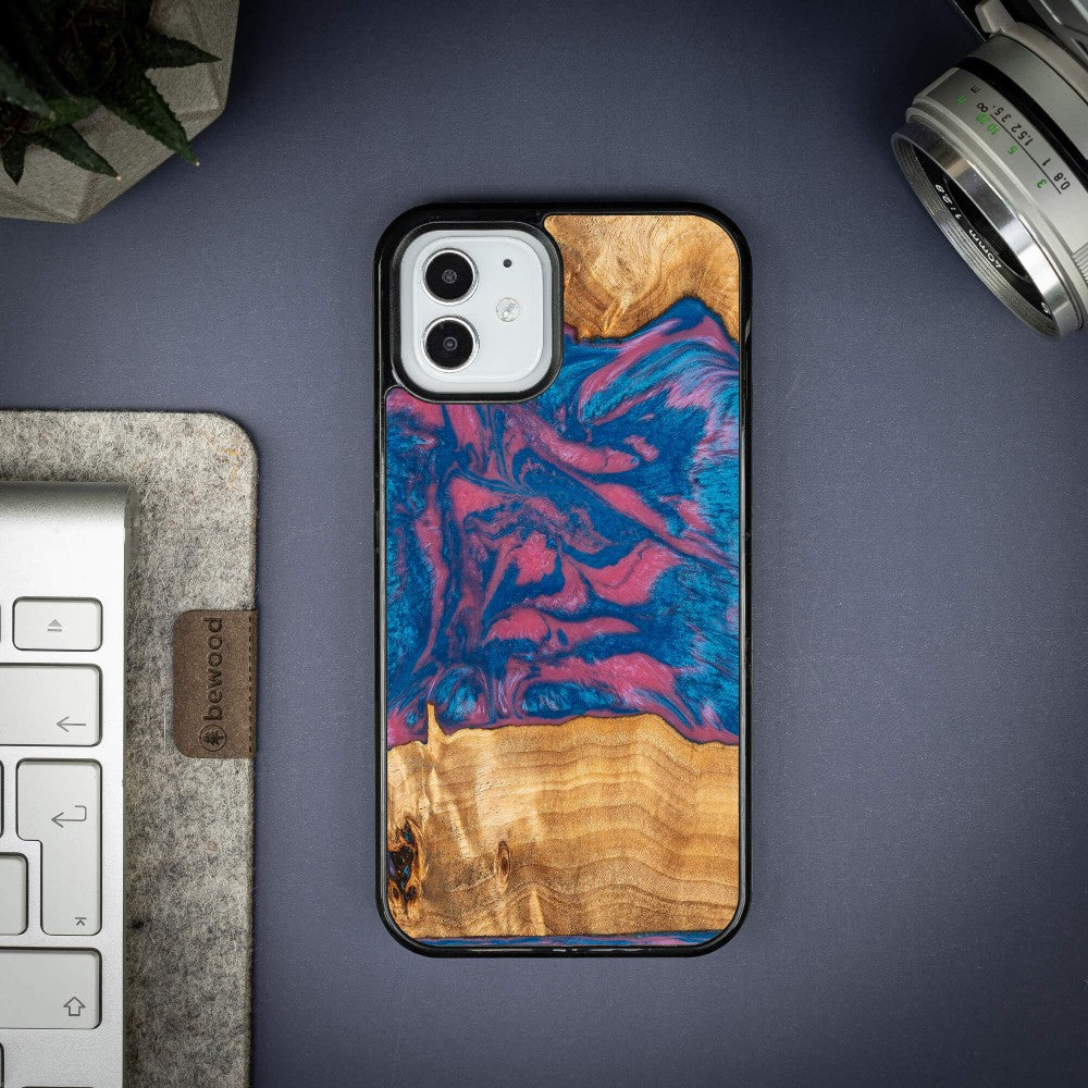 Holzhülle für iPhone 12 Pro / 12, Bewood Unique Neons Vegas