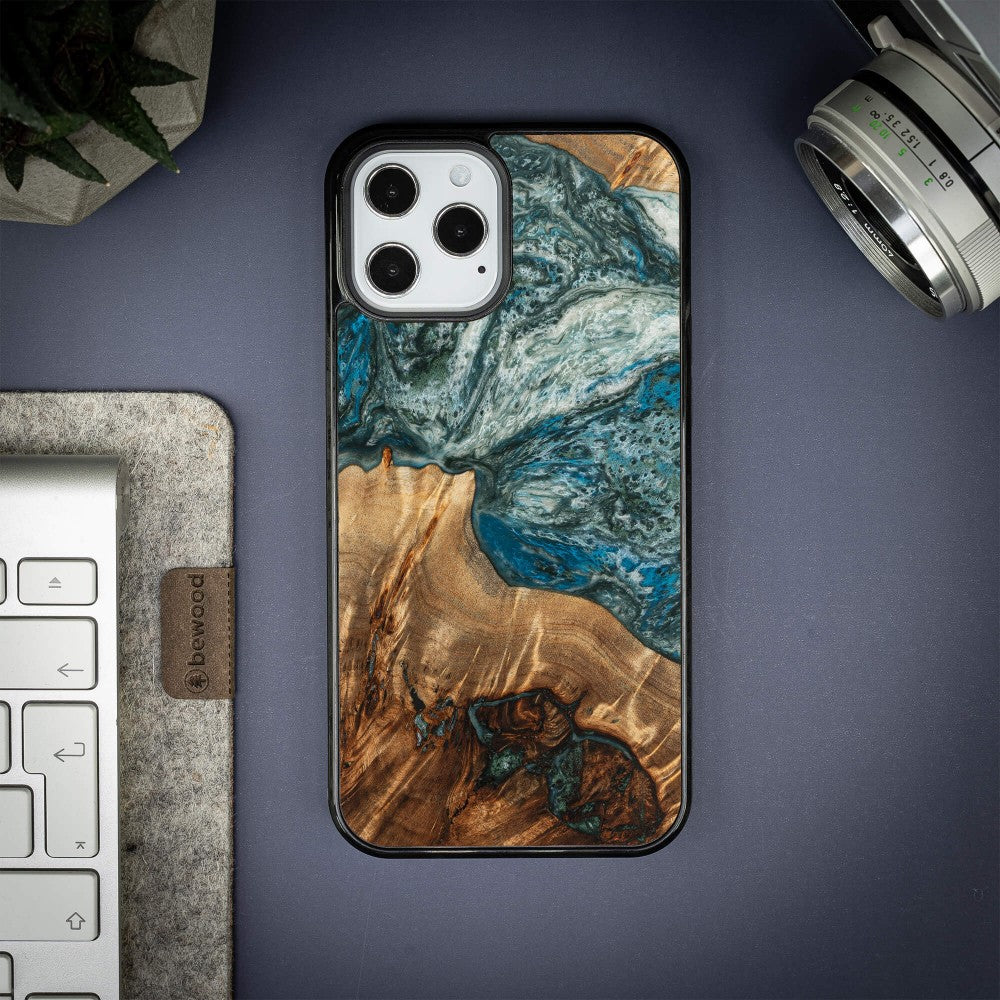 Holzhülle für iPhone 12 Pro Max, Bewood Unique Planets Erde