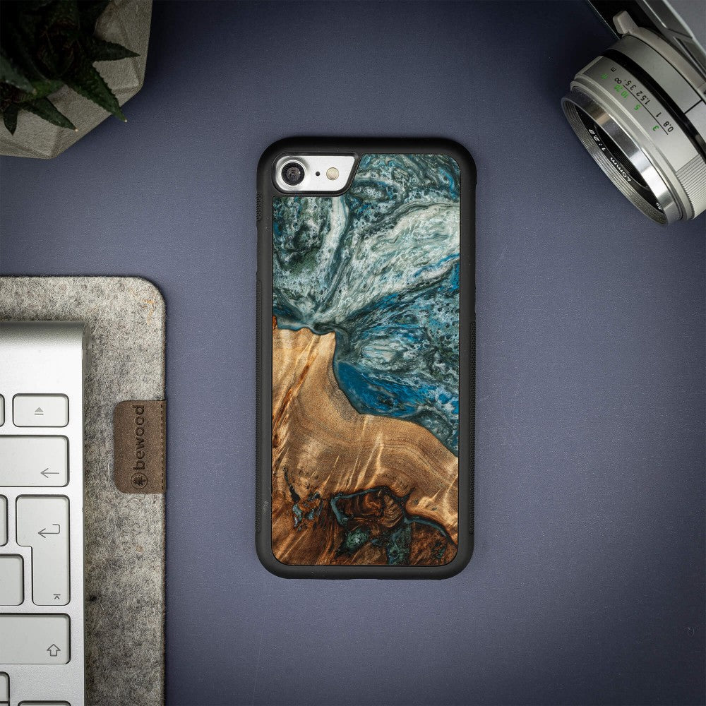 Holzhülle für iPhone SE 2022 / 2020 / 8 / 7, Bewood Unique Planets Erde