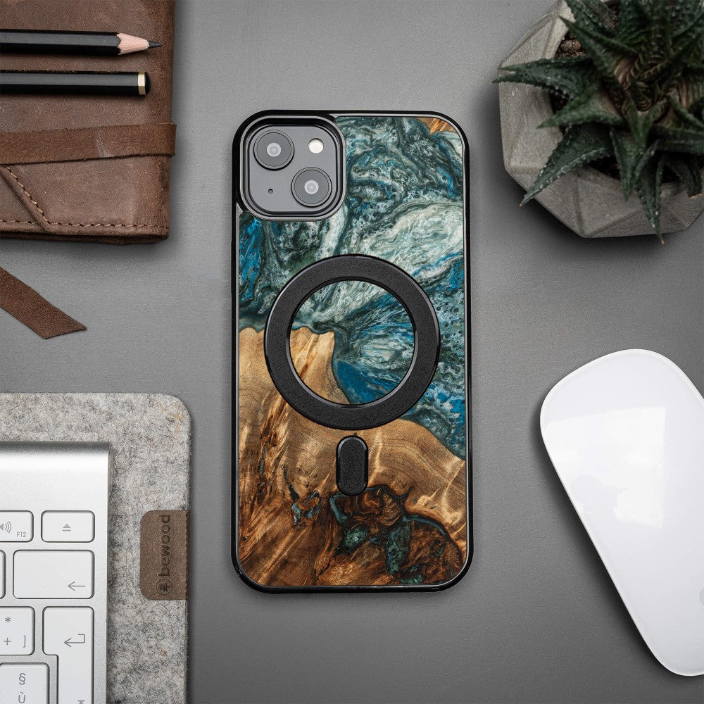 Holzhülle für iPhone 14 Plus, Bewood Unique Planets Erde für MagSafe