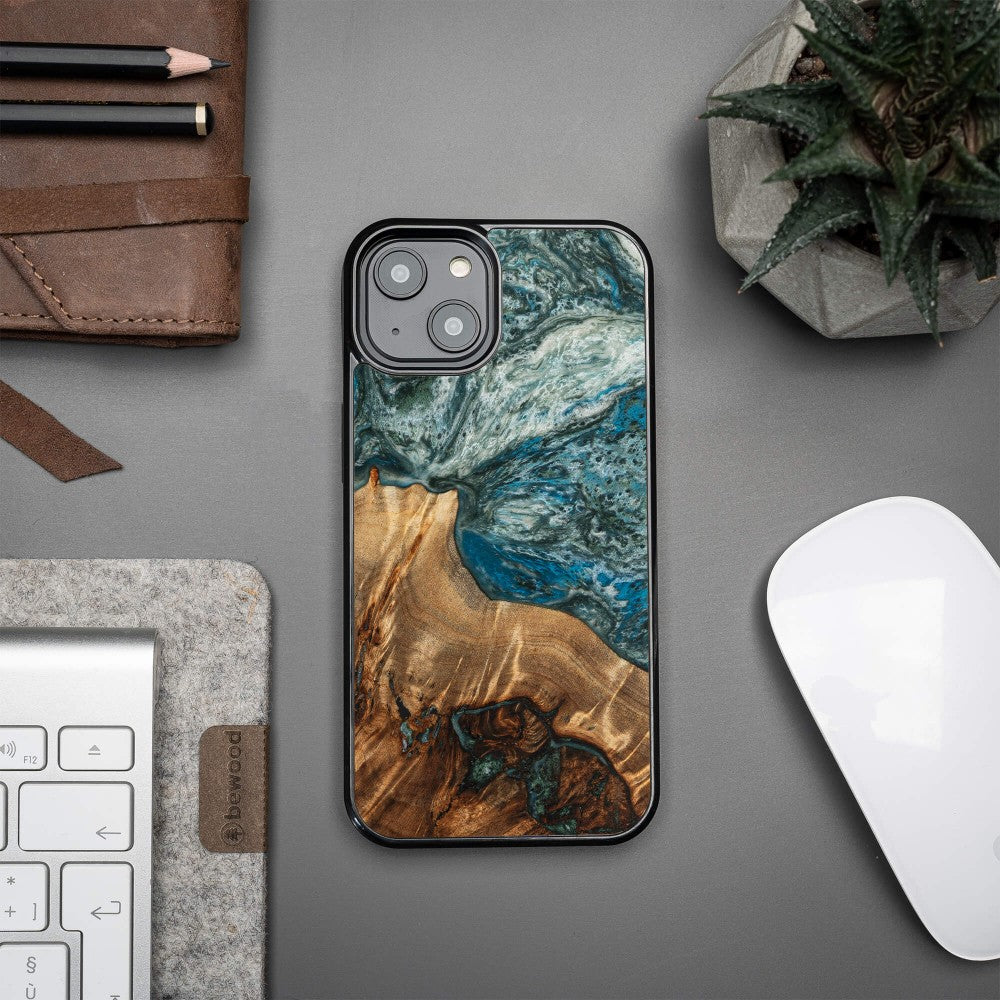 Holzhülle für iPhone 15, Bewood Unique Planets Erde