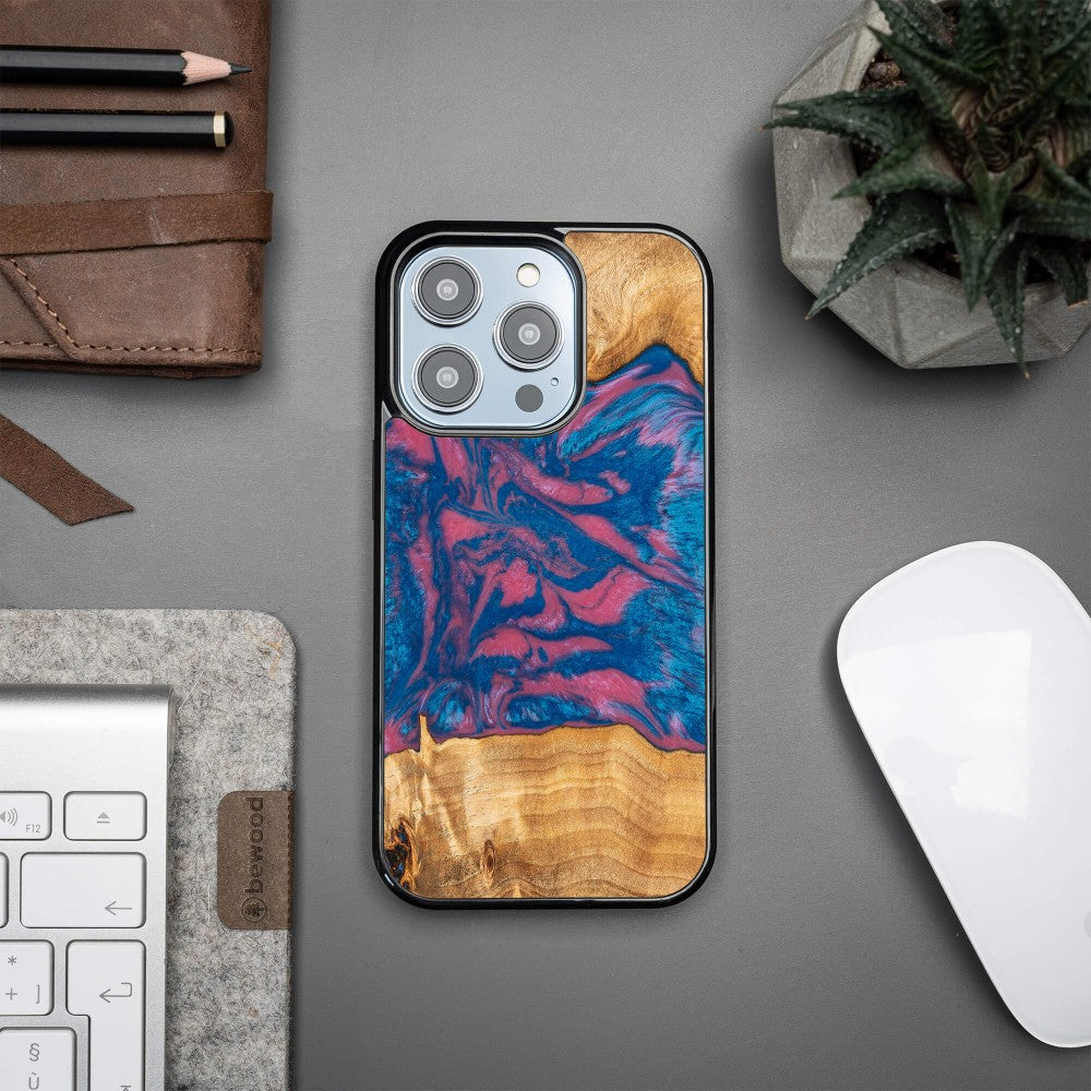 Holzhülle für iPhone 15 Pro, Bewood Unique Neons Vegas