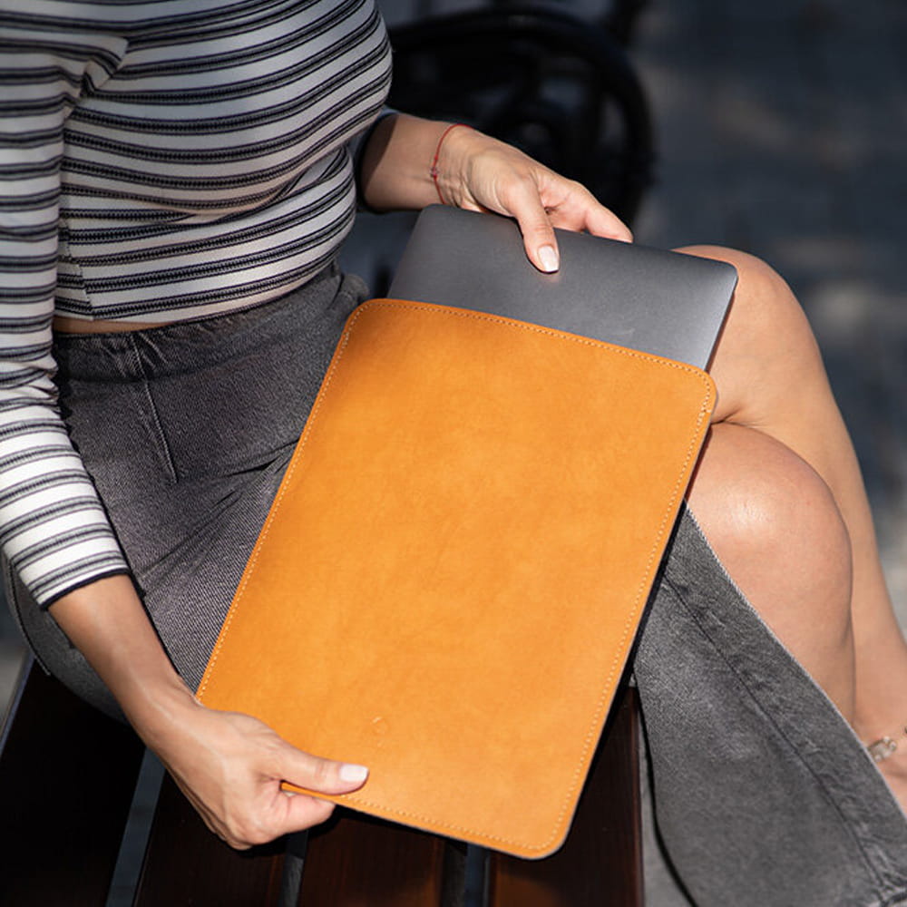 Hülle für MacBook Air 13,6" M3, Baltan Sleeve Premium, Braun
