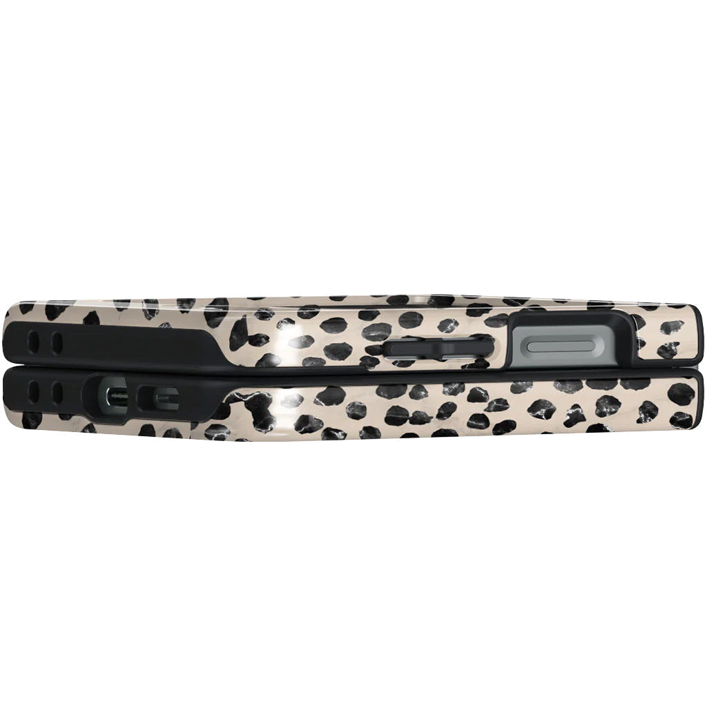 Handyhülle für Galaxy Z Flip7 FE / Z Flip6, Burga Almond Latte Tough, Beige mit schwarzen Punkten