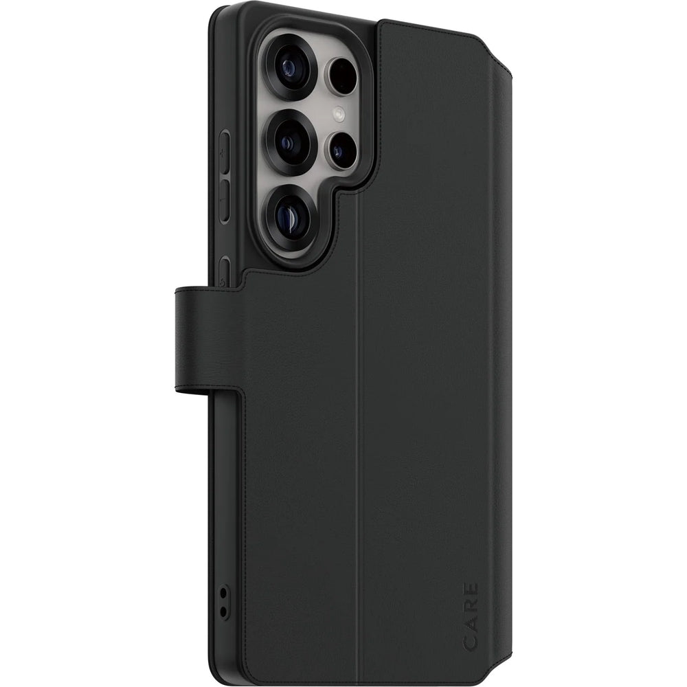 Schwarze Handyhülle mit Klappe von PanzerGlass für Samsung Galaxy S25 Ultra, aus veganem Leder, mit Kartenfach und Kickstand.