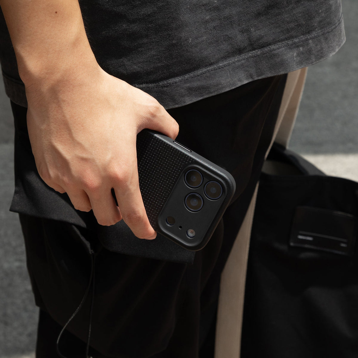 Handyhülle für iPhone 17 Pro Max, Native Union Active Case mit MagSafe, Schwarz