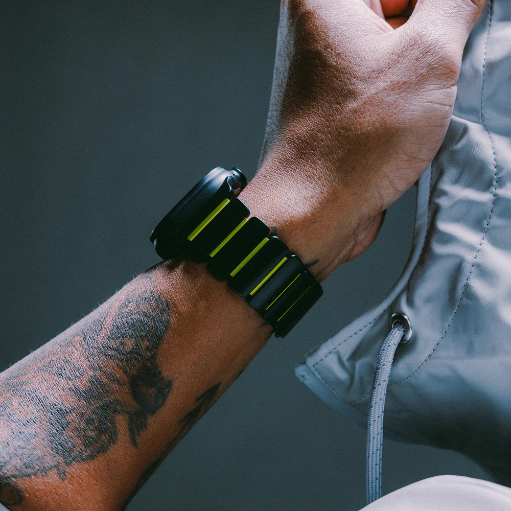 Armband für Apple Watch 49/46/45/44 mm, Nomad Stratos Band, Schwarz-Gelber Titan