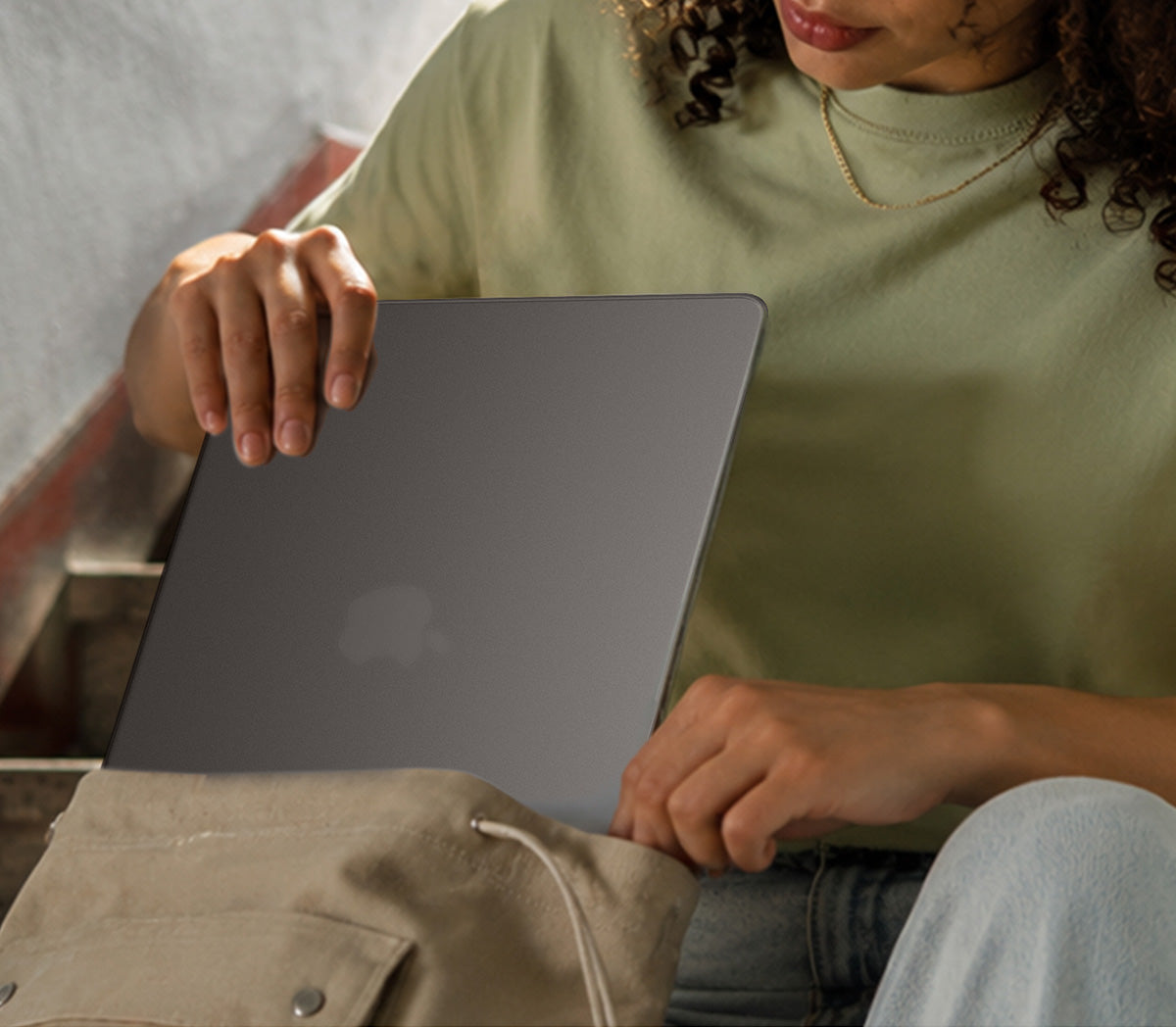 Schutzhülle für MacBook Air 13.6" M5 / M4 / M3 / M2, Spigen Air Skin, Rauchfarben-Matt