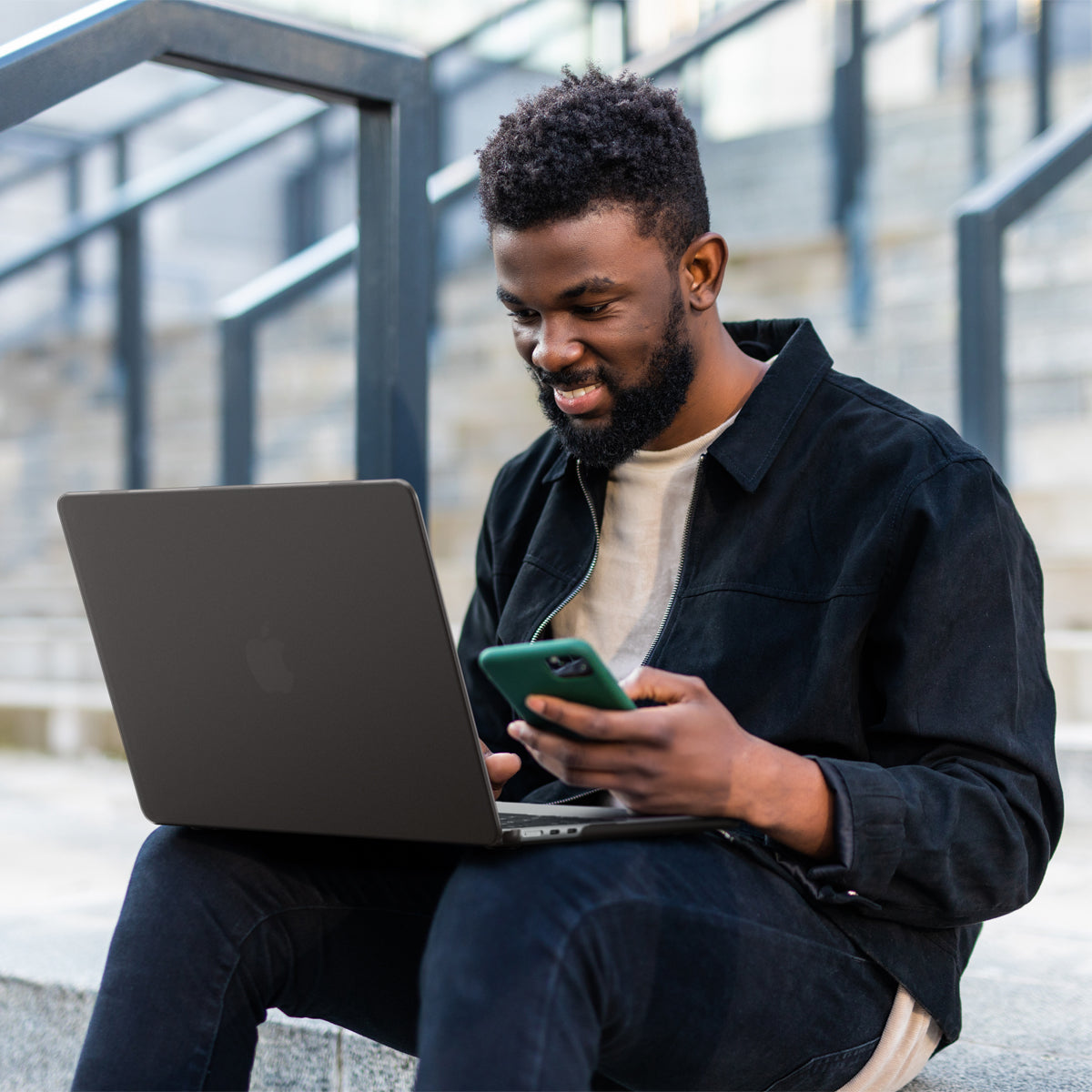 Schutzhülle für MacBook Air 13.6" M5 / M4 / M3 / M2, Spigen Air Skin, Rauchfarben-Matt