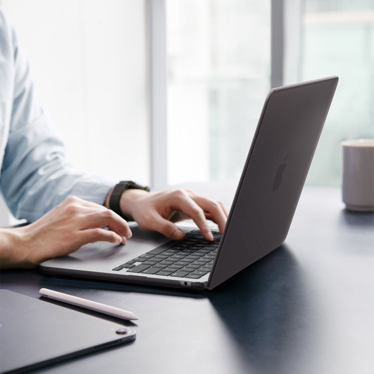 Schutzhülle für MacBook Air 13.6" M5 / M4 / M3 / M2, Spigen Air Skin, Rauchfarben-Matt