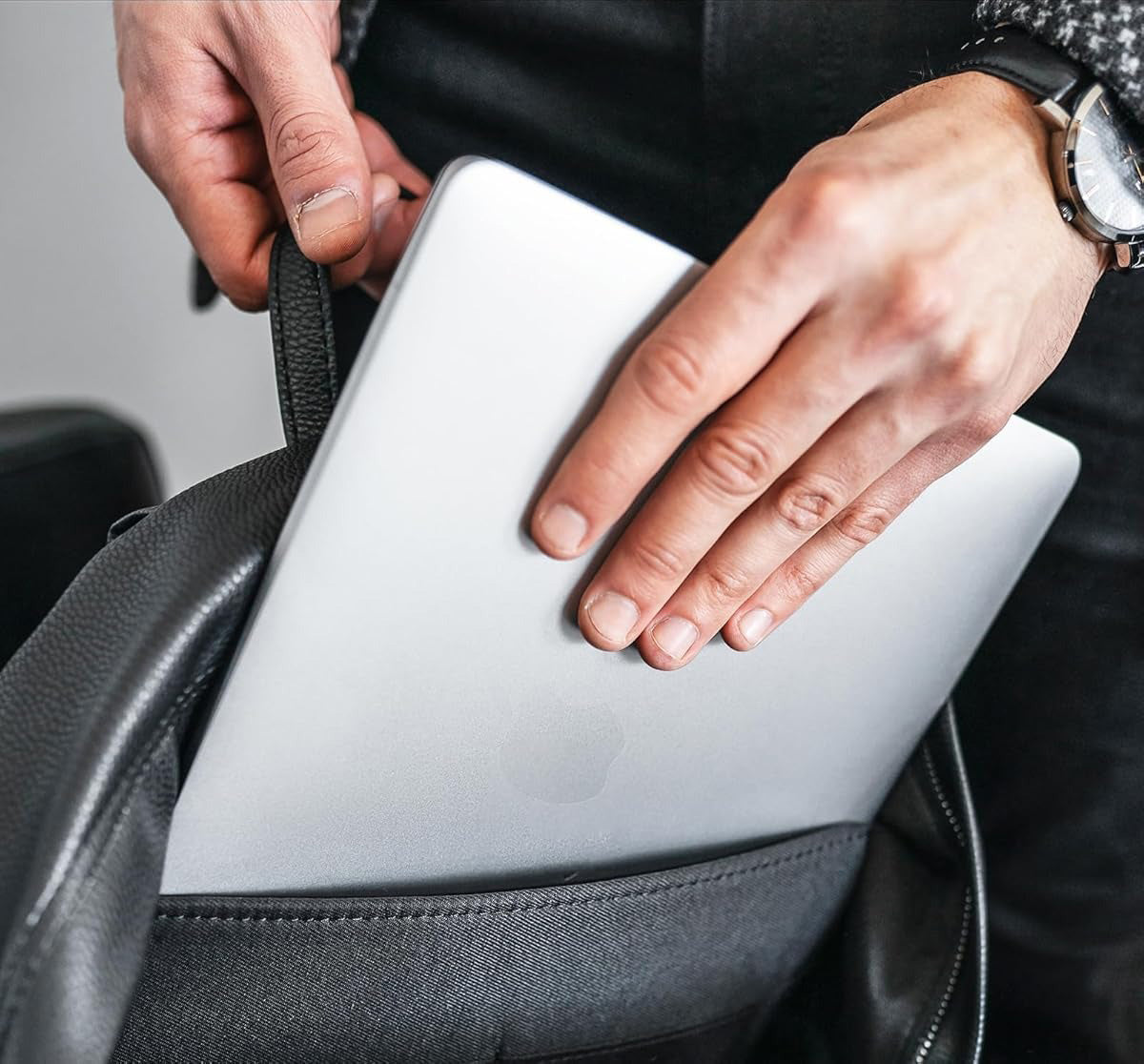 Schutzhülle für MacBook Pro 14" 2026-2021, Spigen Air Skin, Transparent-Matt