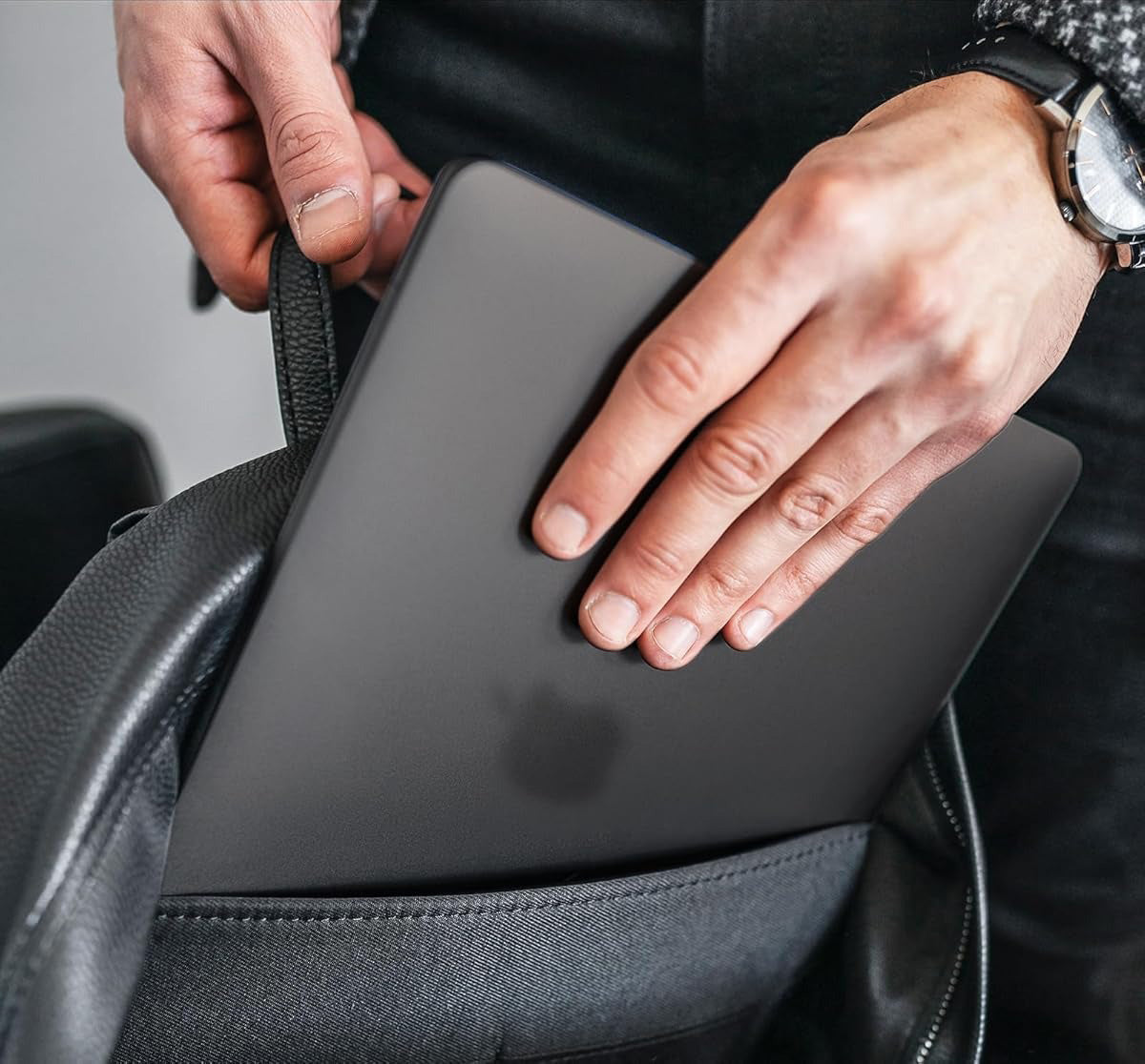 Schutzhülle für MacBook Pro 16" 2026-2021, Spigen Air Skin, Rauchfarben-Matt