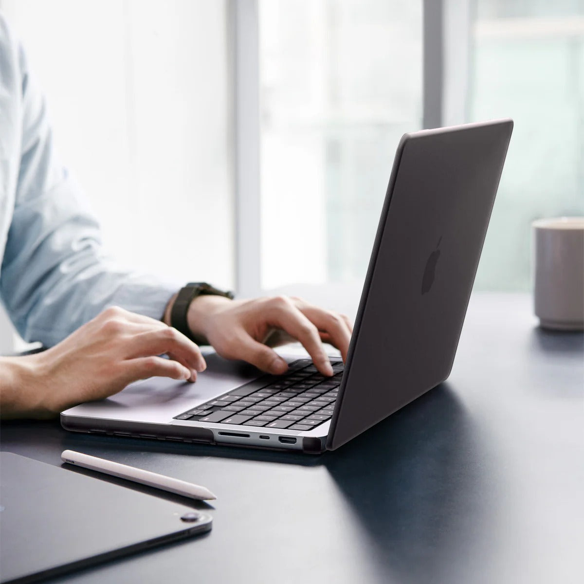 Schutzhülle für MacBook Pro 16" 2026-2021, Spigen Air Skin, Rauchfarben-Matt