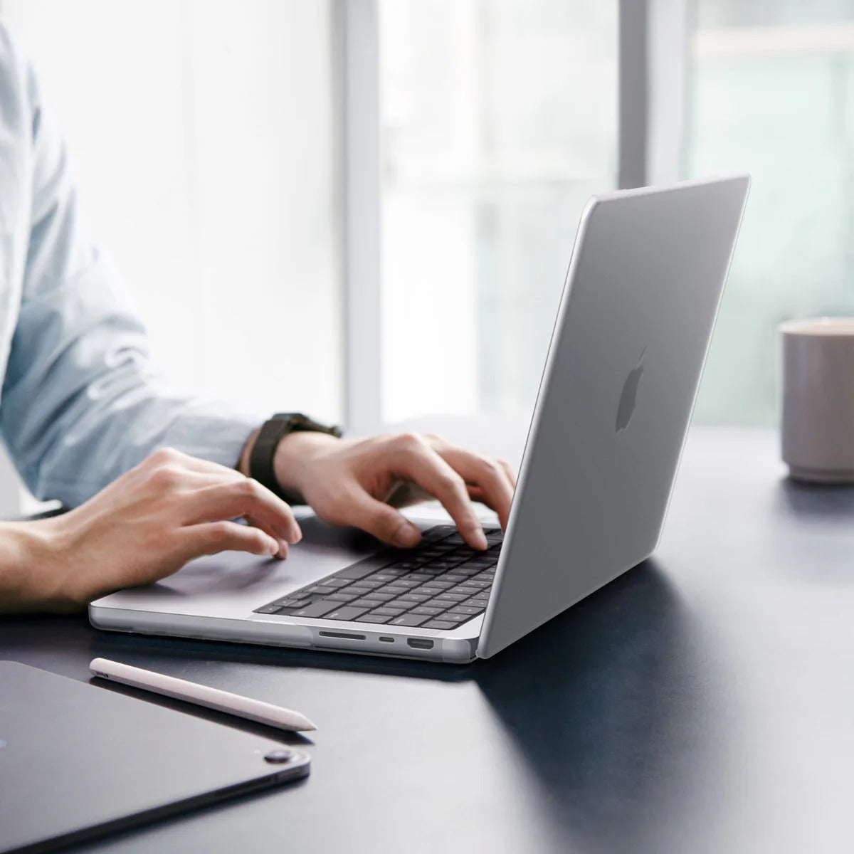 Schutzhülle für MacBook Pro 16" 2026-2021, Spigen Air Skin, Transparent-Matt