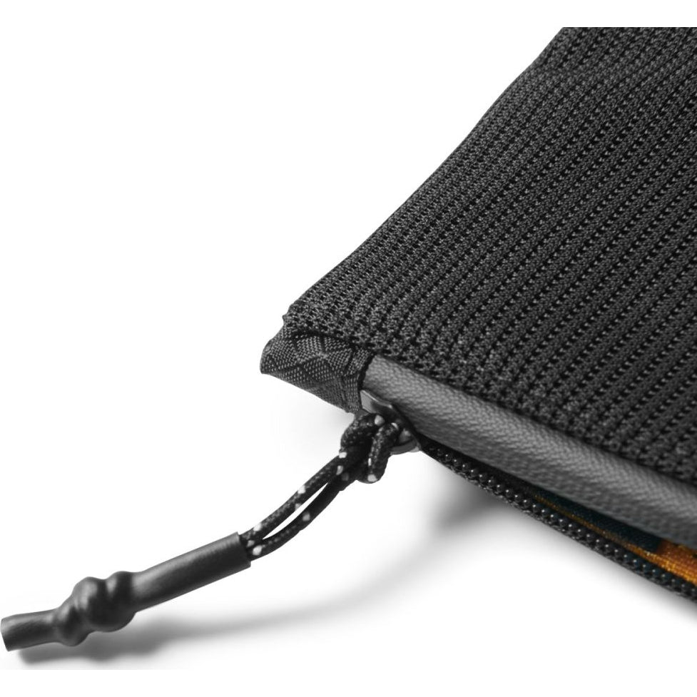 Kartenetui mit RFID-Schutz für Karten, Dokumente und Bargeld, Spigen LF300 Soft, Schwarz