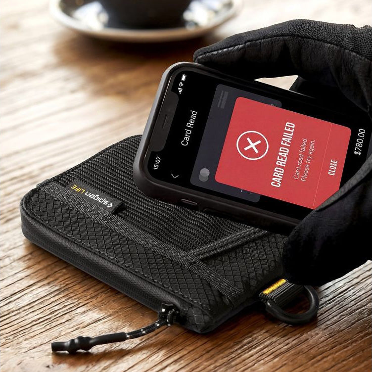 Kartenetui mit RFID-Schutz für Karten, Dokumente und Bargeld, Spigen LF300 Soft, Schwarz