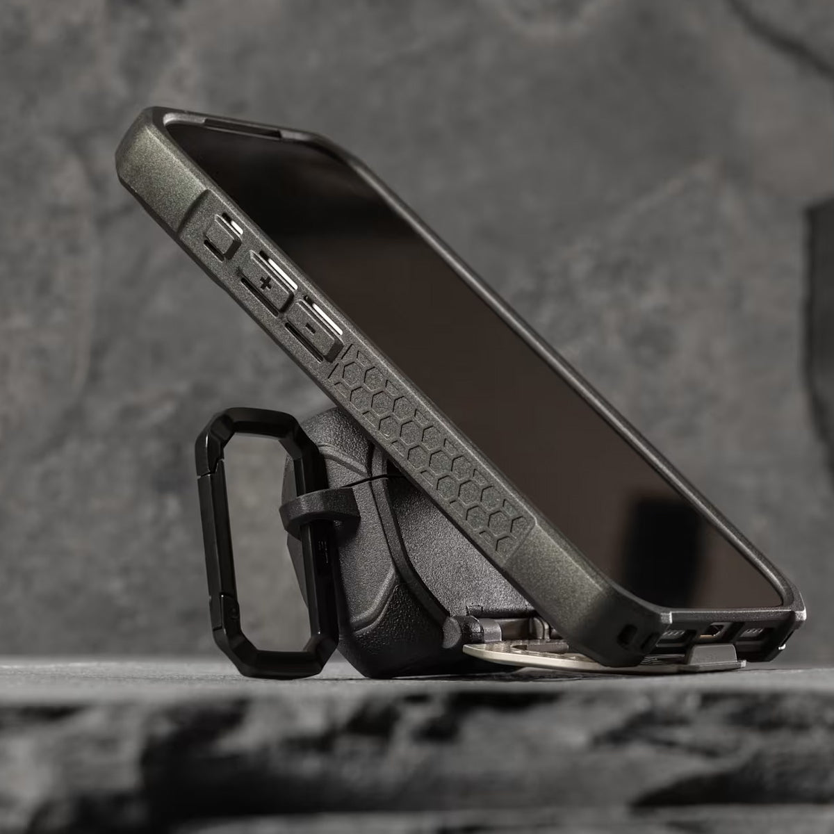 Schutzhülle für AirPods Pro 3, UAG Monarch, Schwarz-Silbern