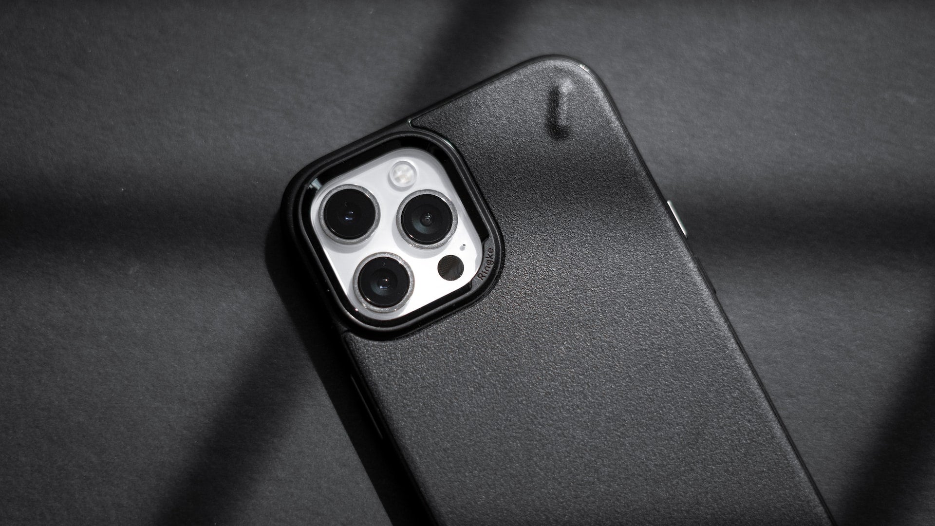 Moderne und funktionelle iPhone 14 Pro Max Hülle zum attraktiven Preis, schwarz