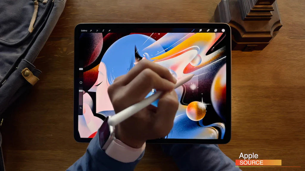 Eine Hand hält einen Apple Pencil über dem Bildschirm eines iPad Pro 2024 mit M4-Prozessor