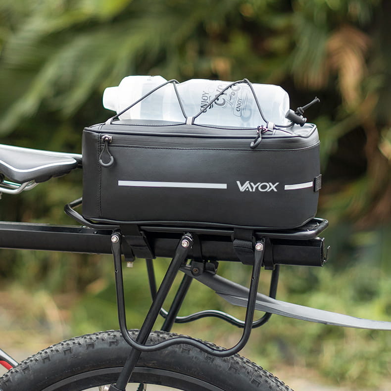 Fahrradtasche Vayox VA0166 8L in Schwarz auf einem Gepäckträger, ideal für Radfahrer, mit zwei Klettverschlüssen und kompakter Form.