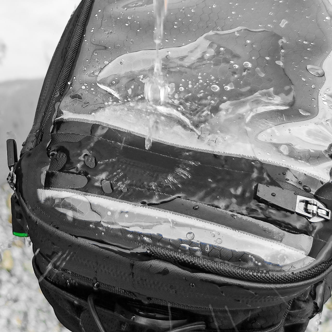 Wasserdichte Fahrradtasche Vayox VA0167 auf Lenker montiert, Wasser fließt über die schützende Outdoor-Tasche, 4,6L Schwarz