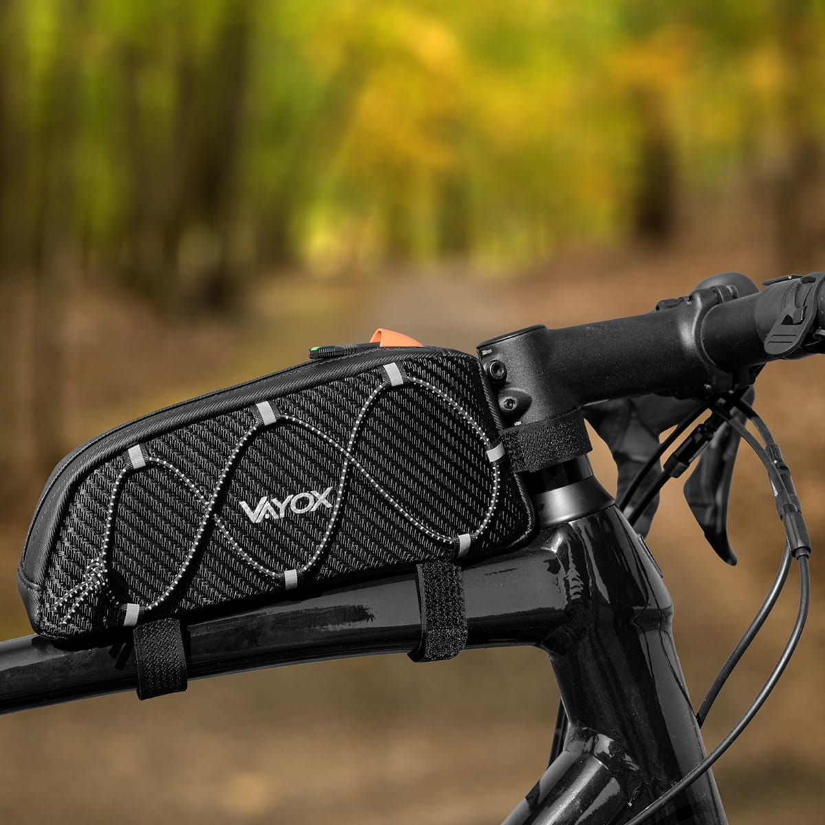 Schwarze Fahrradtasche Vayox VA0347 1L montiert am Fahrradrahmen, kompakte und strapazierfähige Rahmentasche für Radfahrer