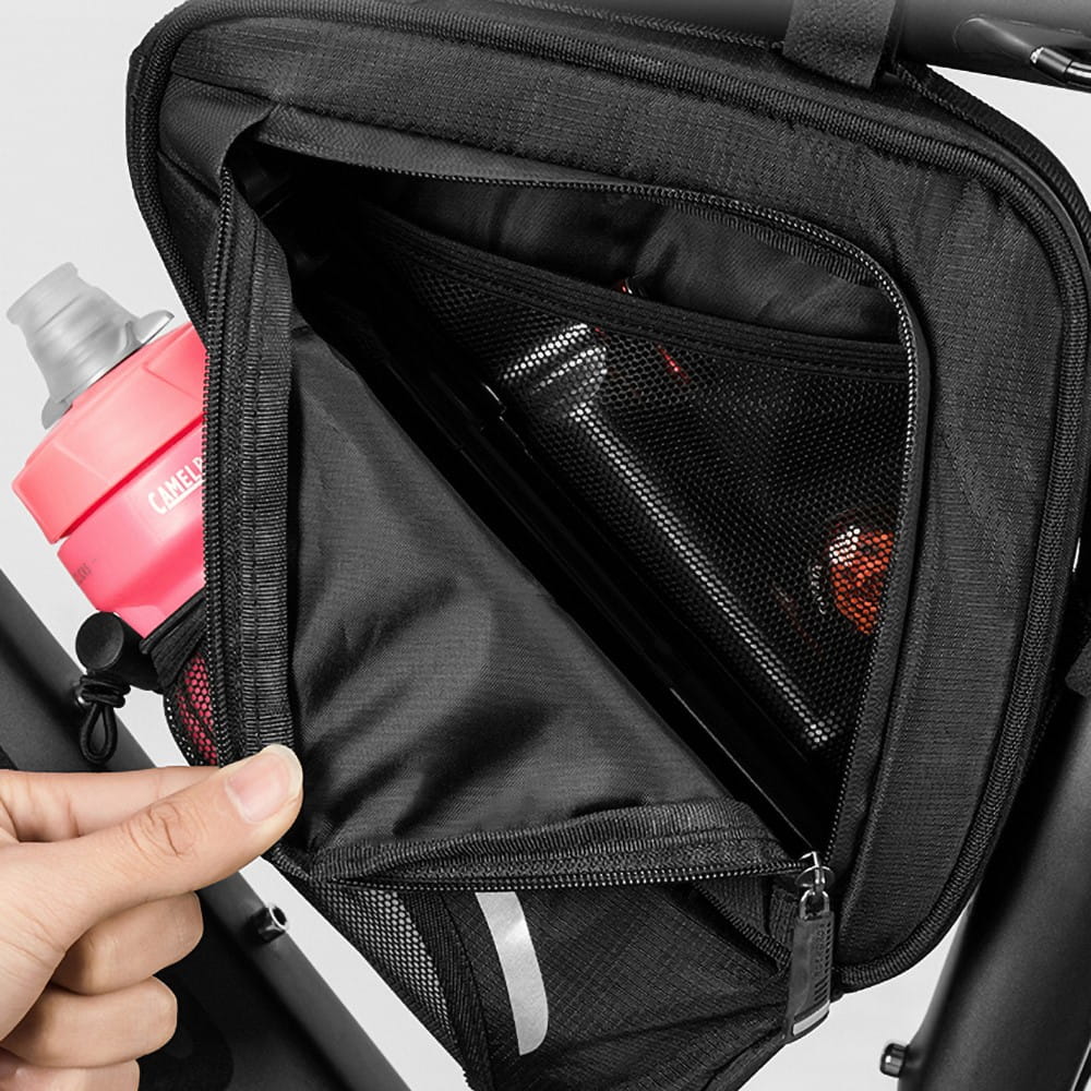 Vayox VA0348 Rahmentasche mit Flaschenhalter, 1,5L Schwarz, geöffnet zeigt geräumigen Stauraum für Fahrradzubehör