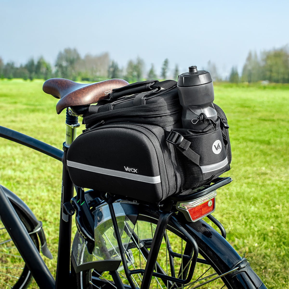 Fahrradtasche Vayox VA0346 35L in Schwarz auf einem Fahrradgepäckträger, ideal für Touren und Einkauf, mit Wasserflaschenhalter.