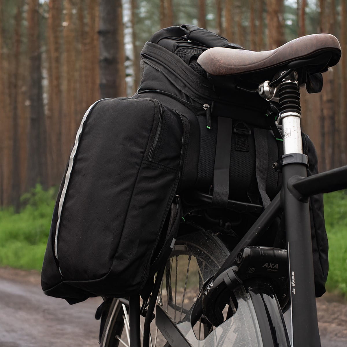 Fahrradtasche Vayox VA0346 35L in Schwarz auf einem Gepäckträger, ideal für längere Touren oder Einkäufe, im Wald fotografiert.