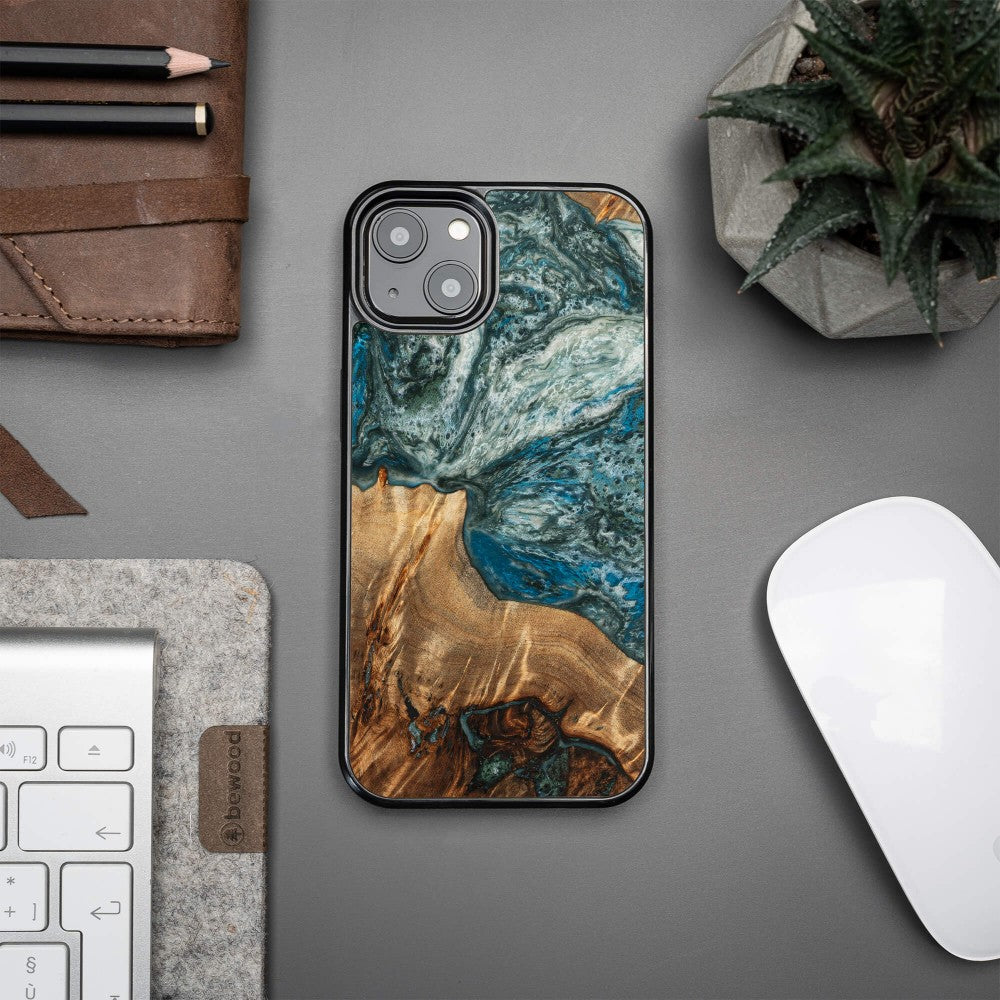 Holzhülle für iPhone 13, Bewood Unique Planets Erde
