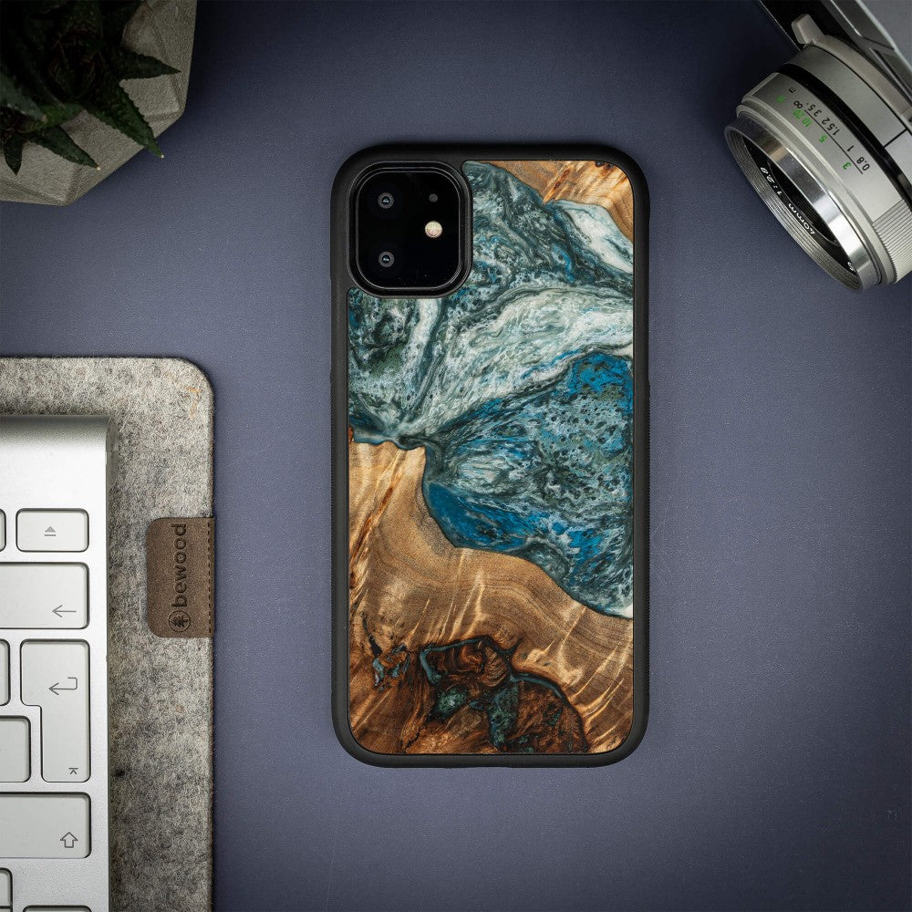 Holzhülle für iPhone 11, Bewood Unique Planets Erde