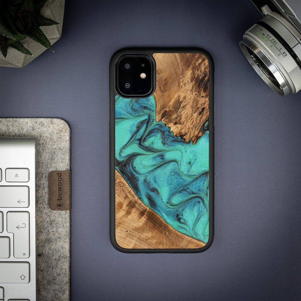 Holzhülle für iPhone 11, Bewood Unique Turquoise